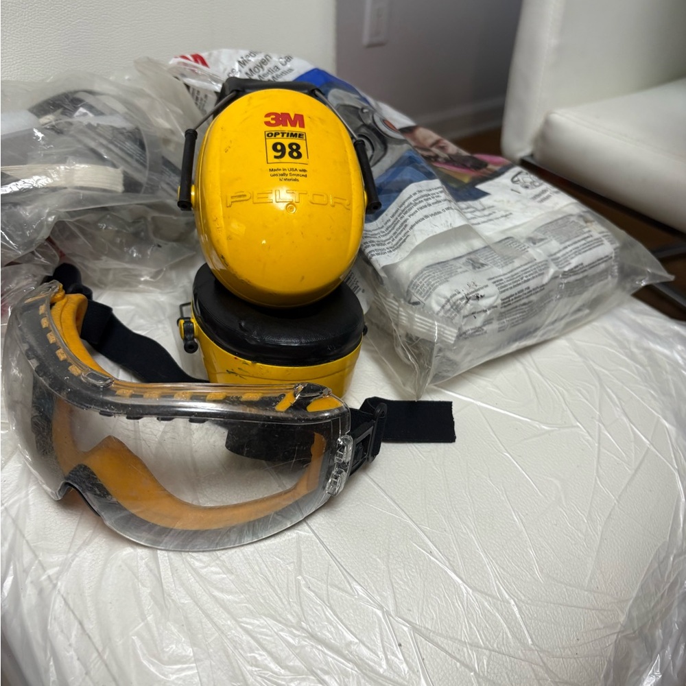 3M Peltor Optime 98 Earmuffs and Safety Goggles Set